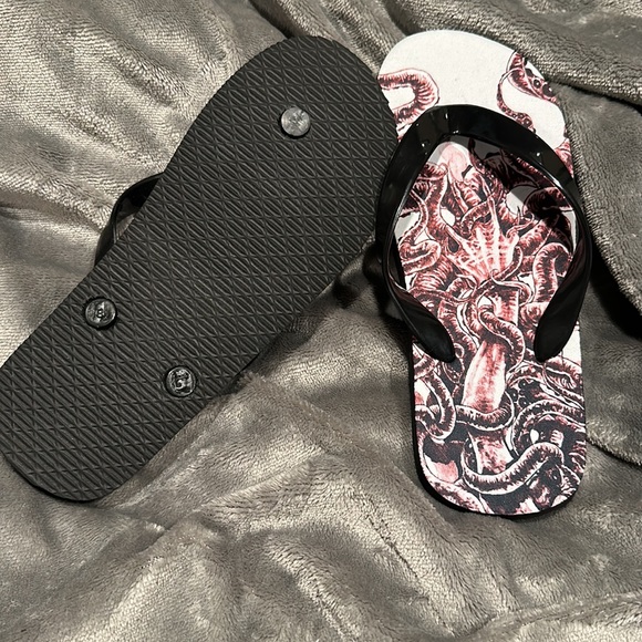 Deep Down Flip Flops S / 6-7 - Picture 2 of 3